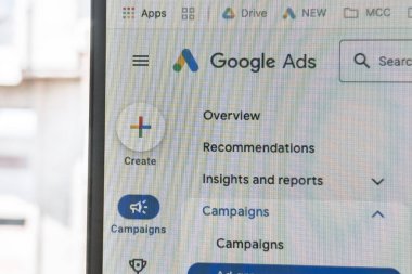 BELGRAD, SERBIA - 22 Mart 2025: Google Ads arayüzünü, navigasyon menüsünü, genel görünümü ve kampanyaları gösteren bilgisayar monitörü, PPC 'nin tıklama başına ödeme yapan pazarlama için çevrimiçi reklam platformunu betimliyor.