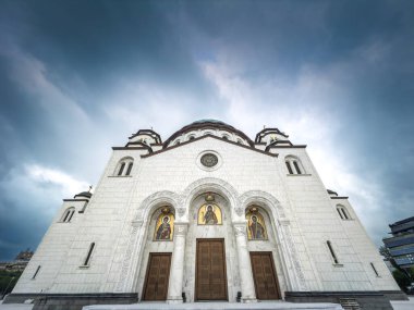 Belgrad 'daki beyaz mermer Aziz Sava Tapınağı' nın (Hram Svetog Save) ön yüksekliği, Sırbistan 'ın alacakaranlıkta alacakaranlıkta vurulması. Bu ortodoks kilisesi Sırbistan 'ın başkenti Belgrad' ın başlıca eserleri.