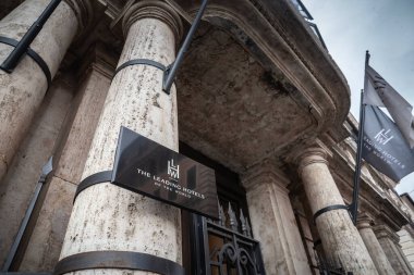 Roma, İtalya - 15 Ocak 2025: Roma 'da lüks bir oteli simgeleyen 