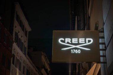 Roma, İtalya - 15 Ocak 2025 Roma 'daki butiklerinde lüks parfüm evi Creed' in aydınlatma işareti. Creed Fragrances bir Fransız İngiliz parfüm ustasıdır..