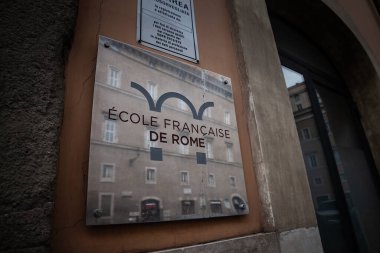 ROME, ITALY - 15 HAZİRAN 2025: Fransız arkeolojik araştırma okulu Ecole Francaise de Rome 'un yansıtıcı plaketi bir duvara monte edilmiştir.