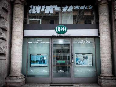 ROME, ITALY - 15 Ocak 2025: Banco BPM (Banca Popolare di Milano) şubesi yeşil BPM logosu gösteriyor; Banco Popolare di Milano bir İtalyan perakende bankasıdır.