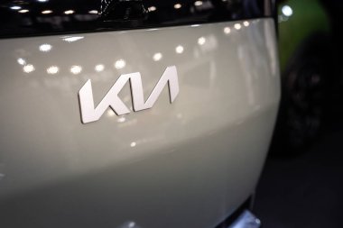 BELGRAD, SERBIA - 15 Mart 2025: Belgrad 'daki konsept arabanın soluk yeşil arka kapısında yeni gümüş rengi Kia logosu. Kia Corporation Güney Koreli bir otomobil ve otomotiv üreticisi..