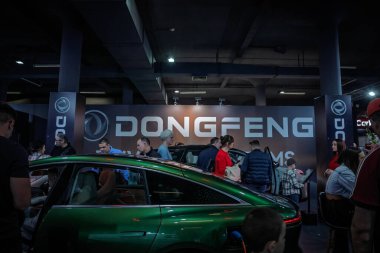 BELGRAD, SERBIA - 15 Mart 2025: Dongfeng logosu Belgrad 'daki araba galerilerinde potansiyel alıcılarla birlikte. Dongfeng Çinli bir araba ve otomotiv üreticisi..