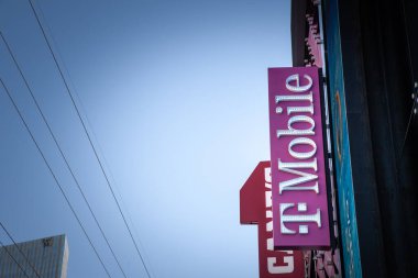 LAS VEGAS, 21 AĞUSTOS, 2024T-Mobil mağaza önü tabelası Las Vegas Bulvarı, T-Mobil USA Deutsche Telekom 'a ait Amerika' nın en büyük mobil ağ operatörlerinden biri..
