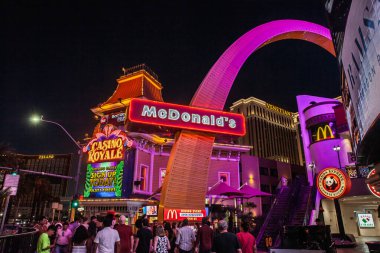 LAS VEGAS, 21 AĞUSTOS 2024: Las Vegas Bulvarı 'ndaki gece sahnesi McDonald' s 'ın pırıl pırıl pembe kemerini gösteriyor..