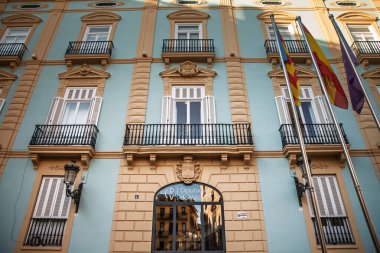 VALENCIA, İspanya - 13 Ekim 2024: Palacio de la Baylia 'daki yerel valenciana devlet dairesi Diputacio de Valencia' nın ana girişi.