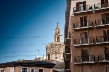 El miguelete, ya da Micalet Kulesi, ya da Valensiya Katedrali 'nin çan kulesi Torre del Micalet, İspanya' da yükselir. Valencia Katedrali 'nin büyük bir simgesi..