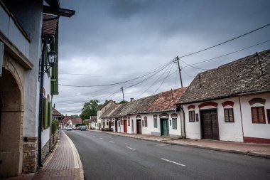 Baross Gabor Utca Caddesi, Villany 'nin ana caddesi. Bulutlu bir öğleden sonra şarap mahzenleri ve şarap mahzenleri var. Villany Güney Hungary 'de şarapla bilinen bir köydür..