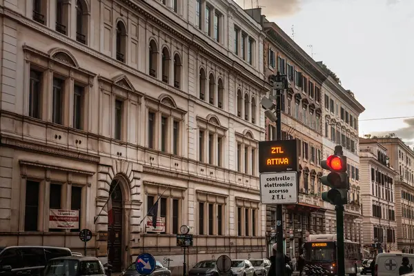 ROME, ITALY - JANUARY 15, 2025: ZTL kapanışı (Zona a Traffico Limitato, Limitato, Sınırlı trafik bölgesi) için Roma 'da dijital tabela hava kalitesini ve kirliliği azaltmak için araç erişimini kısıtlıyor.