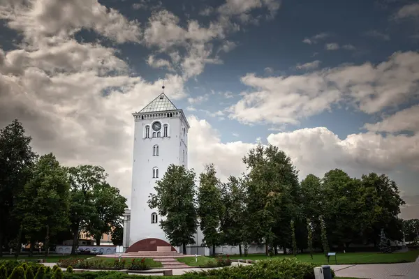 Jelgava Aziz Üçlemesi kilise kulesi Jelgava, Letonya 'da bulutlu bir öğleden sonra. Jelgavas svetas trisvienibas baznicas tornis eski bir kilise kulesidir..