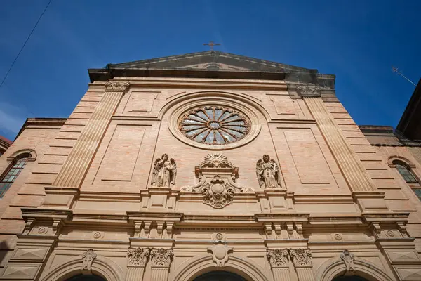 Valencia 'nın başkenti Valencia' da bulunan Katolik Gotik Diriliş Kilisesi Basilica del Sagrado Corazon de Jesus (İsa 'nın Kutsal Kalbi Bazilikası) cephesi..
