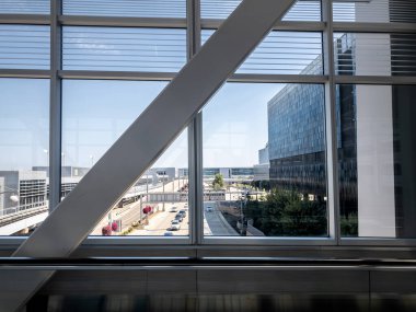 Minneapolis Saint Paul Havaalanı. Büyük pencereler ve yapısal kirişlerle çerçevelenmiş. MSP, Minnesota, Amerika Birleşik Devletleri 'nin orta batısındaki büyük bir havayolu merkezidir.