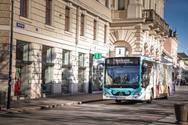 KLAGENFURT, AUSTRIA - 17 ARALIK 2024 Klagenfurt Mobil Mercedes-Benz Citaro, 8. Klagenfurtmobil Klagenfurt 'un şehir otobüsü taşıma sistemidir..