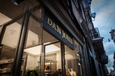 ROMA, İtalya - 15 Ocak 2025: Bir Dan John butiği şık bir mağaza logosu altında rafine erkek giysileri sergiliyor. Dan John, erkek modası konusunda uzmanlaşmış bir İtalyan moda tasarımcısı.
