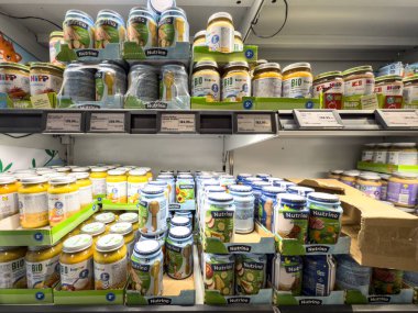 BELGRAD, SERBIA - 15 Mart 2025: Nutrino, Lupilu ve HiPP ile dolu rafları gösteren Lidl süpermarketi, perakende sergilenen bebek besin ürünleri ve mısır gevreğini karıştırdı.