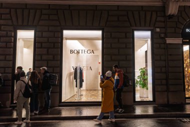 Roma, İtalya - 15 Ocak 2025: gece Roma 'daki Bottega Veneta lüks butiğinin gece manzarası. Bottega Veneta kadın giyim konusunda uzmanlaşmış İtalyan lüks moda tasarımcısı..