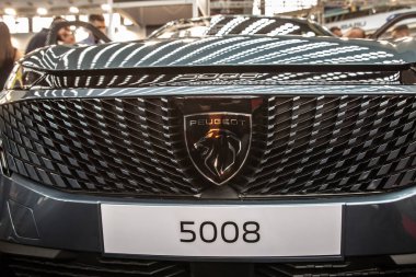 BELGRAD, SERBIA - 15 Mart 2025: aslan logosuyla Peugeot 5008 'e yakın çekim. Peugeot Stellantis 'in bir Fransız araba üreticisi. 5008 onların son SUV' si..