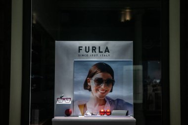BELGRAD, SERBIA - 15 Mart 2025: Furla logosu Belgrad 'a yönelik ana butiklerinin önünde. Furla lüks bir moda tasarımcısı, üretici ve İtalyan perakendecisi..