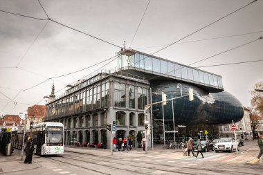 GRAZ, AUSTRIA - 17 Aralık 2024: Şehir tramvayı biyomorfik mavi Kunsthaus Graz 