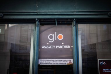 TRIESTE, İtalya - 17 Aralık 2024: Trieste, İtalya 'da yerel bir dükkanın önündeki Glo logosu. Glo, İngiliz Amerikan Tütünü 'ne ait bir tütün ısıtma sistemidir.