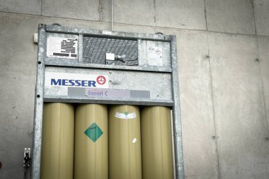 BELGRAD, SERBIA - 15 Mart 2025: Belgrad 'da Messer' ın gaz şişeleri üzerindeki logosu. Messer Group, Alman endüstriyel gaz tedarikçisi..