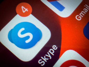 BELGRAD, SERBIA - 15 Mart 2025: Akıllı telefon ekranının Macro 'su mavi Skype simgesi logosunu gösteriyor. Skype anlık bir mesajlaşma, video çağrı uygulaması ve çözümü idi..