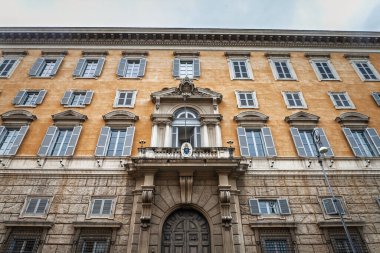 ROMA, İTALYA - 15 HAZİRAN 2025: Palazzo del Sant Uffizio, İnanç Doktrini Kilisesi 'nin karargahı, Roma' daki koyu renk perdesini, taş portalını ve Papa armasını sergiler.