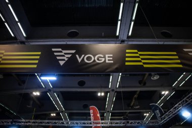 BELGRAD, SERBIA - 15 Mart 2025: Belgrad 'daki bayilikleri üzerindeki Voge Motosiklet logosu. Voge Çinli bir motosiklet üreticisi..