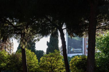 VALENCIA, İspanya - 15 Nisan 2025: Iberdrola logosu ve sloganı 