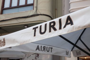 VALENCIA, İspanya - 15 Nisan 2025: Valencia, İspanya 'da bir perakendecinin Turia bira logosu. Damm Grubu 'nun bir parçası olan Cerveza Turia İspanyol birasıdır..