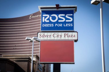 LAS VEGAS, 21 AĞUSTOS 2024: Las Vegas 'taki dükkanlarında Ross Mağazalarının logosu. Ross, moda alanında uzmanlaşmış bir Amerikan indirim mağazaları zinciri..