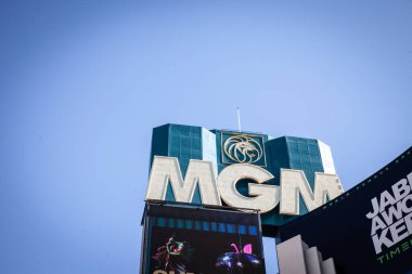 LAS VEGAS, 21 AĞUSTOS 2024: MGM harfleri ve aslan amblemi Las Vegas Strip, Nevada 'daki MGM Grand Resort Kumarhanesi' nin deniz mavisi kulesinin tepesinde. MGM Resorts International, ABD 'de bir otel zinciri..