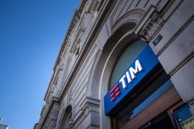 TRIESTE, İtalya - 17 Aralık 2024: Trieste, İtalya 'da bir Tieste mağazasının dış görünüşü. Eski adıyla Telecom Italia, İtalya 'nın ana telefon operatörü ve internet hizmet sağlayıcısı.