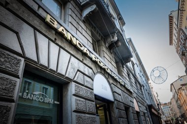 TRIESTE, İtalya - 17 Aralık 2024: Banca Popolare di Verona logosu Trieste 'deki bankalarında. Banco BPM, Banca popolare di verona İtalya 'da bir banka ve kredi kurumudur..