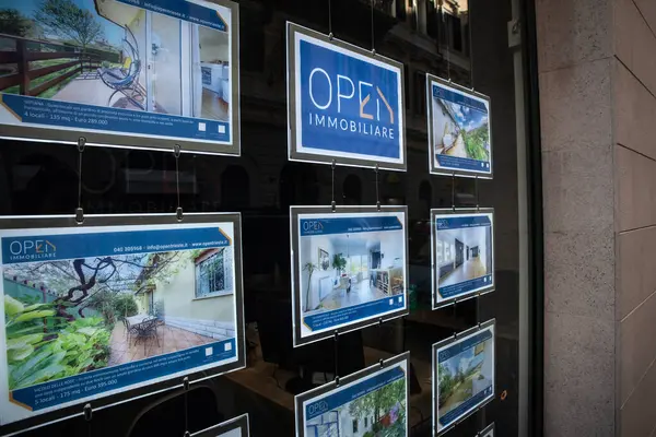TRIESTE, ITALY - 17 Aralık 2024: Emlak acentesi, trieste emlak piyasası İtalyan konut yatırım olanaklarını yansıtan ev ve dairelerin birden fazla satış ve fiyatını gösteriyor.