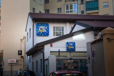 TRIESTE, İtalya - 17 Aralık 2024: Trieste, İtalya 'da EuroSpin indirimli süpermarket. Europsin veya Euro Spin, bir İtalyan süpermarket zinciridir..