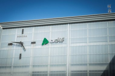 VALENCIA, İspanya - 15 Nisan 2025 ADIF logosu ve Festina saati olan Valencia Joaquin Sorolla tren istasyonu. ADIF Yöneticisi de Infraestructuras Ferroviarias İspanyol demiryolu altyapı yöneticisidir.