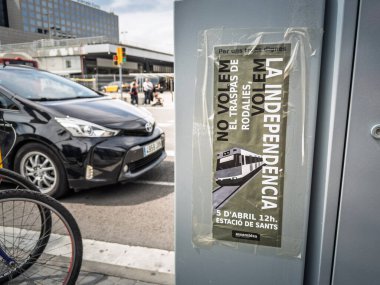 BARCELONA, İspanya - 12 Nisan 2025: Barselona 'da bir elektrik kutusuna bantlanmış bağımsızlık yanlısı bir posterin yakın çekimi, Katalonya' nın bağımsızlığı lehine bir protesto çağrısı (Katalunya).