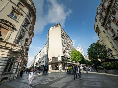 BELGRAD, SERBIA - 22 Nisan 2025: Belgrad 'ın tarihi şehir merkezi Stari Grad' da, Obilicev Venac yaya sokağı, Stari Grad, Belgrad 'ın geniş açılı manzarası.