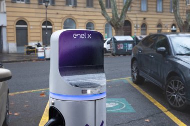ROME, ITALY - 15 Ocak 2025: Roma 'da Enel X kaldırım kenarı elektrikli araç şarj aleti, park yerlerinin yanında aktif mavi LED halka, Enel Avrupa' da yayılan İtalyan elektrik, enerji ve elektrik tedarikçisi..