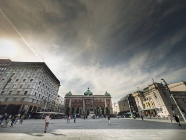 BELGRAD, SERBIA - 22 Nisan 2025: İnsanlar Belgrad 'daki Cumhuriyet Meydanı' nda (Trg.