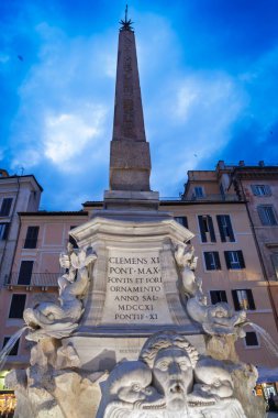 ROME, ITALY - 15 Ocak 2025: Roma 'daki Piazza della Rotonda' daki Fontana del Pantheon çeşmesine yakın çekim, mermer havzasını, Mısır dikilitaşını, Macuteo dikilitaşını ve süslemeli yunus heykellerini gösteriyor.