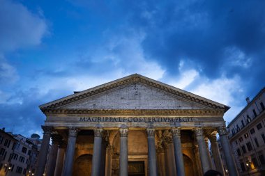 Pantheon 'un Roma' daki Piazza della Rotonda 'daki anıtsal manzarası, büyük Corinthian sütunları, yazıtlar ve Latince 