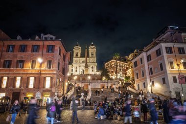 ROME, ITALY - 15 Ocak 2025: Roma 'nın gece manzarası İspanyol Merdivenleri; aydınlatılmış Trinita dei Monti kilisesi ve Sallustian dikilitaş taç Piazza di Spagna' dan yükselen ünlü Barok merdiveni.