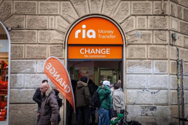 ROME, ITALY - 15 HAZİRAN 2025: Ria Money Transfer Bürosu 'nda kuyruğa giren insanlar, Ria para transferleri konusunda uzmanlaşmış Amerikalı bir finans şirketi..