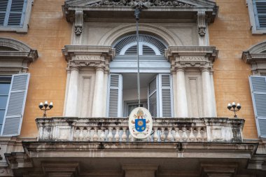 ROME, ITALY - 15 Ocak 2025: Papa Francis 'in zırhının ve klasik sütunların altında olduğu Roma sarayının balkonu, papalık otoritesi ve Vatikan diplomasisinin açık bir simgesi..