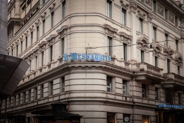 ROME, ITALY - 15 Ocak 2025: Roma 'nın merkezindeki Palazzo de Il Messaggero' nun köşesinde, Il Messaggero Roma gazeteciliği üzerine uzmanlaşmış bir İtalyan gazetesidir..