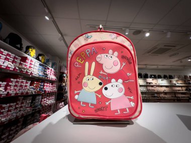 BELGRAD, SERBIA - 22 Nisan 2025: Peppa Pig temalı çocuklar sırt çantası Belgrad 'daki bir perakende mağazasında sergileniyor..