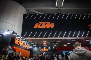 BELGRAD, SERBIA - 22 Nisan 2025: KTM Bike Industries 'in Belgrad bayiliğindeki logosunda seçici bulanıklık. KTM bir otomobil, bisiklet ve motosiklet üreticisi..